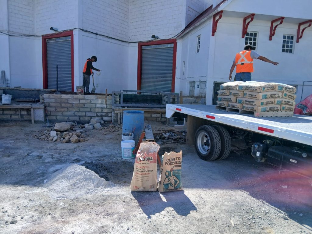 Entrega de material en patio de obra